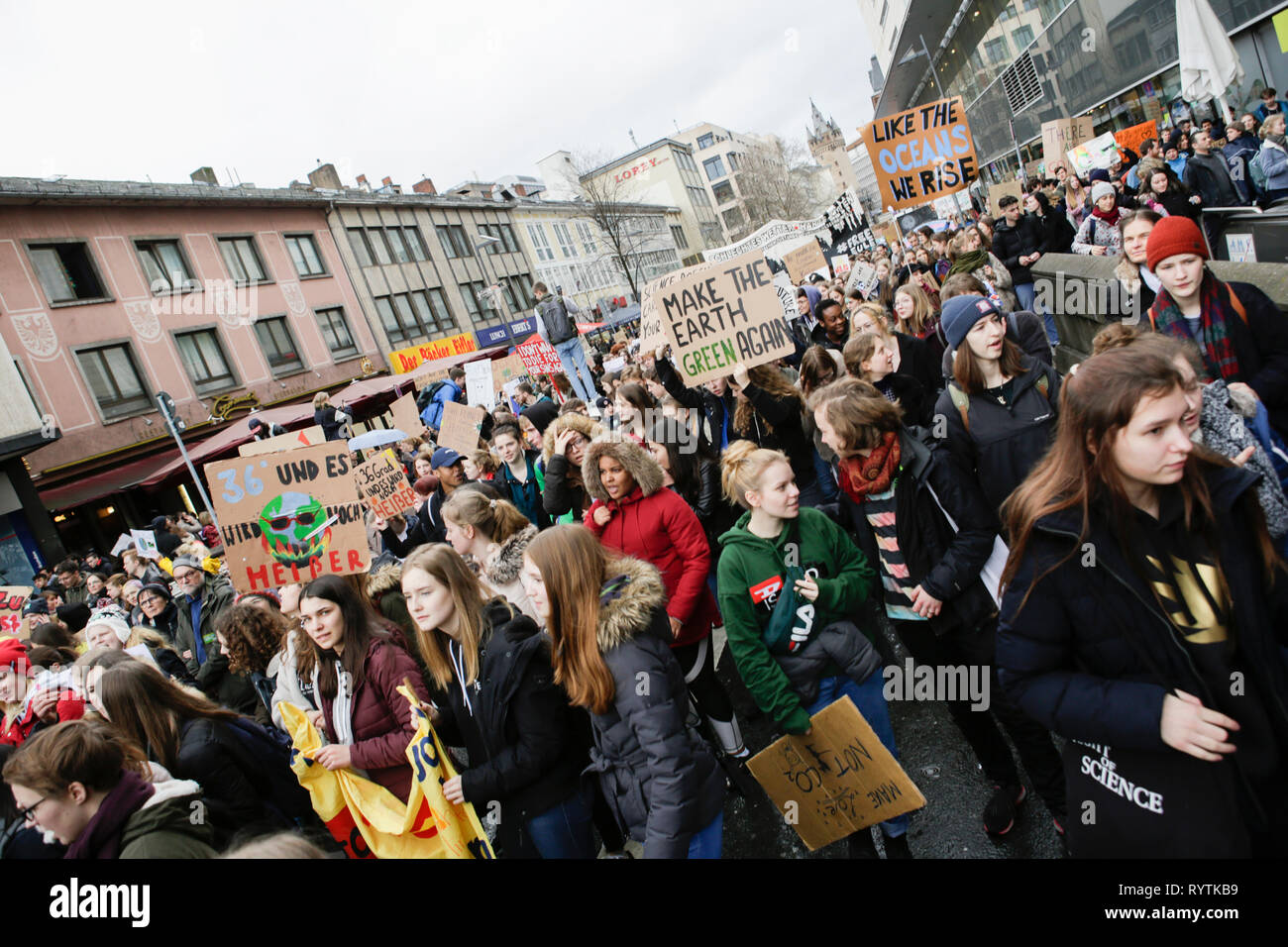 Francoforte, Germania. Il 15 marzo 2019. I manifestanti marzo con striscioni e self made poster attraverso Francoforte. Oltre 6 mila persone (per la maggior parte degli alunni che hanno saltato la scuola per prendere parte alla protesta) hanno marciato attraverso Francoforte, per protestare contro il cambiamento climatico e per l' introduzione di misure contro di essa. La protesta è stata parte del clima in tutto il mondo il giorno di sciopero dal movimento FridaysForFuture, iniziato da Greta Thunberg in Svezia. Credito: Michael Debets/Alamy Live News Foto Stock