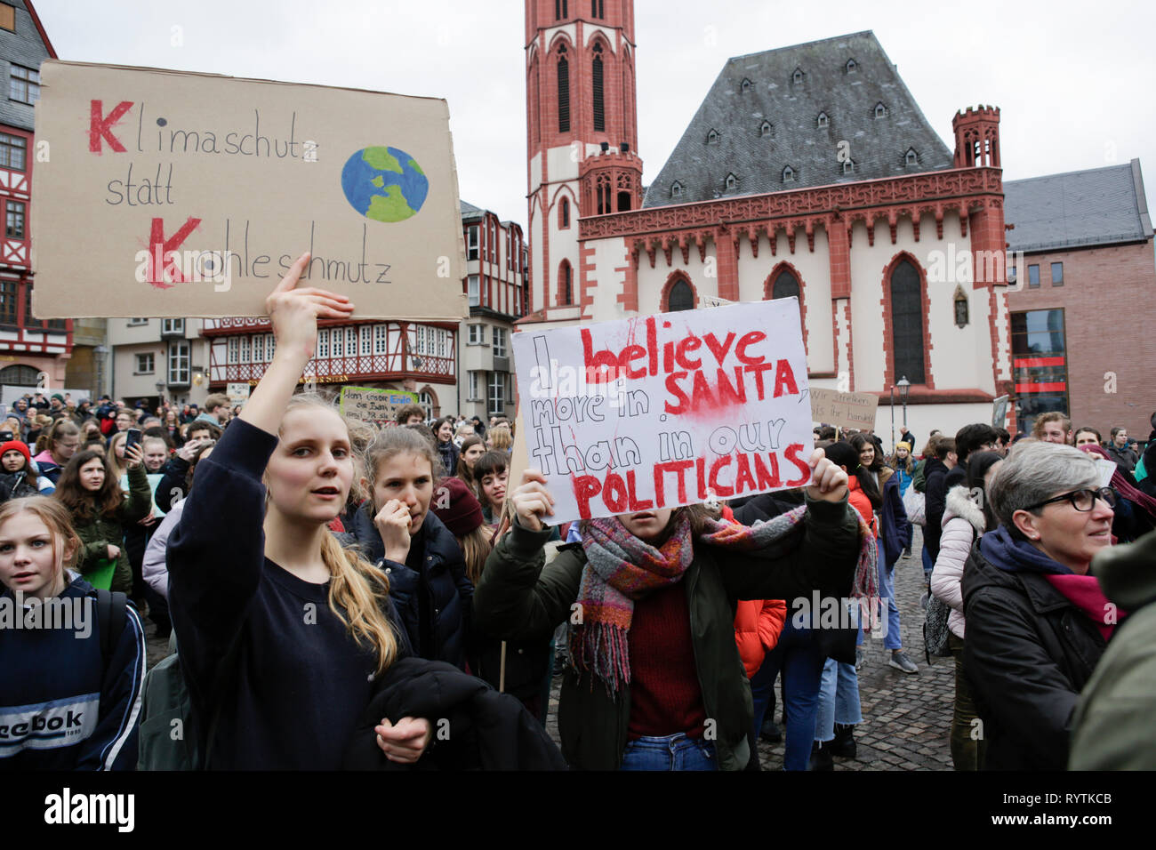 Francoforte, Germania. Il 15 marzo 2019. I manifestanti sono ritratte in occasione della finale del rally a Roemerberg int quadrato al centro di Francoforte. Oltre 6 mila persone (per la maggior parte degli alunni che hanno saltato la scuola per prendere parte alla protesta) hanno marciato attraverso Francoforte, per protestare contro il cambiamento climatico e per l' introduzione di misure contro di essa. La protesta è stata parte del clima in tutto il mondo il giorno di sciopero dal movimento FridaysForFuture, iniziato da Greta Thunberg in Svezia. Credito: Michael Debets/Alamy Live News Foto Stock