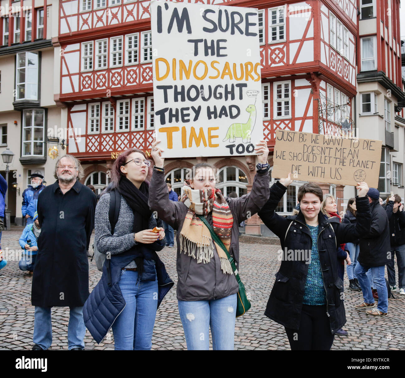 Francoforte, Germania. Il 15 marzo 2019. Un manifestante tiene un cartello che recita "Sono sicuro che i dinosauri erano troppo tempo". Oltre 6 mila persone (per la maggior parte degli alunni che hanno saltato la scuola per prendere parte alla protesta) hanno marciato attraverso Francoforte, per protestare contro il cambiamento climatico e per l' introduzione di misure contro di essa. La protesta è stata parte del clima in tutto il mondo il giorno di sciopero dal movimento FridaysForFuture, iniziato da Greta Thunberg in Svezia. Credito: Michael Debets/Alamy Live News Foto Stock