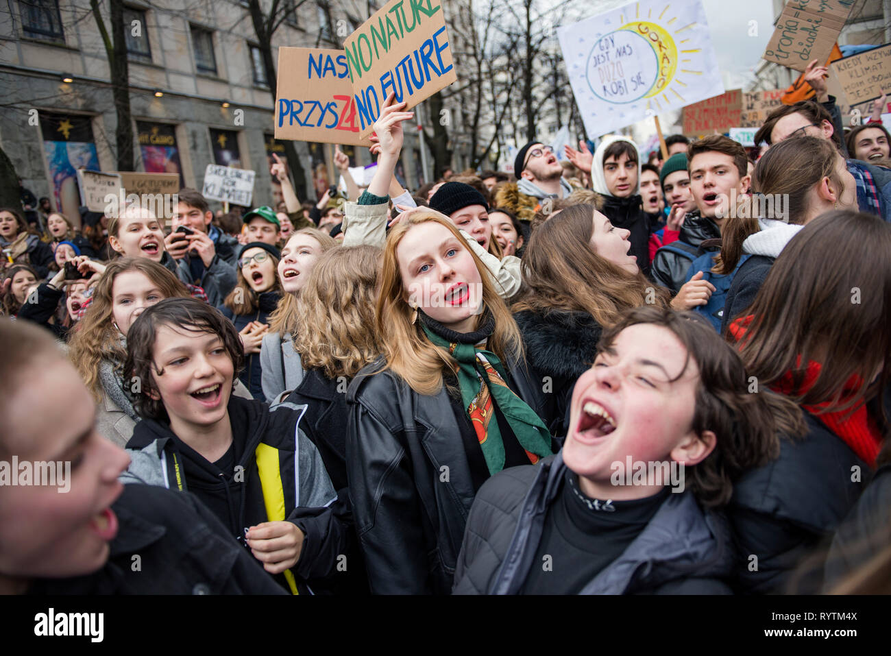 Varsavia, Polonia. 15 mar 2019. Gli studenti visto gridando slogan durante lo sciopero di massa in Varsavia. Migliaia di studenti e allievi saltato le lezioni e hanno marciato attraverso Varsavia per protestare contro il cambiamento climatico. Gli studenti di esigere che i politici e gli adulti in materia di riscaldamento globale. Le proteste sono state pianificate in più di cento paesi sotto il nome di terra movimento di sciopero. Credito: SOPA Immagini limitata/Alamy Live News Foto Stock