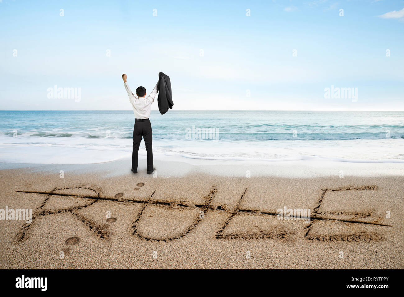 Imprenditore tifo con parola regola eliminata linea scritta sulla spiaggia di sabbia di sfondo Foto Stock