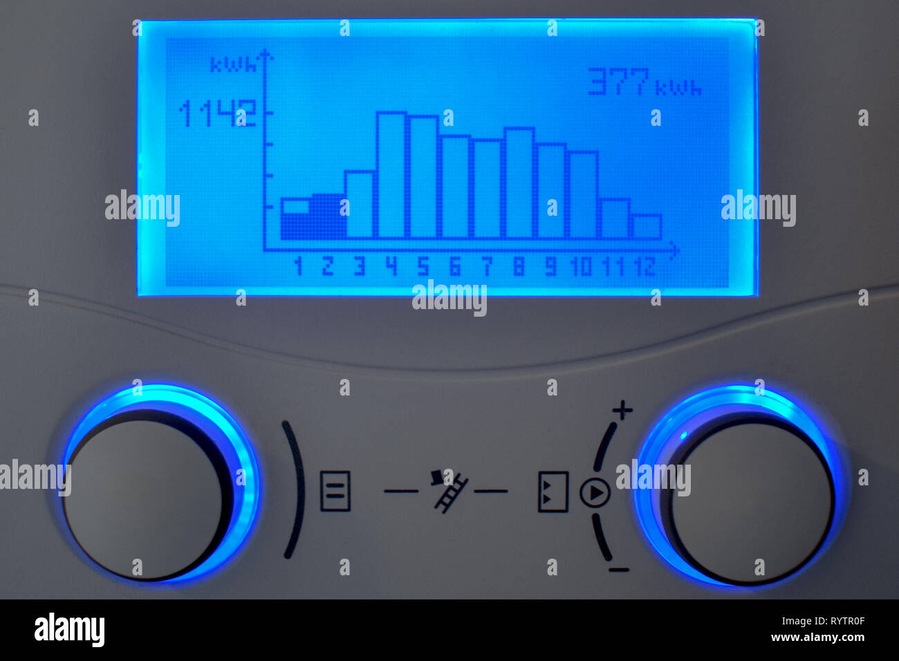 Riscaldamento domestico automazione unità di controllo con display blu che mostra l'energia solare rendimento annuale Foto Stock
