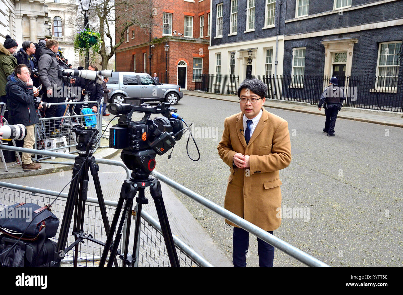Londra, Inghilterra, Regno Unito. TV giapponese presenter facendo un pezzo alla fotocamera nella parte anteriore del 10 Downing Street Foto Stock