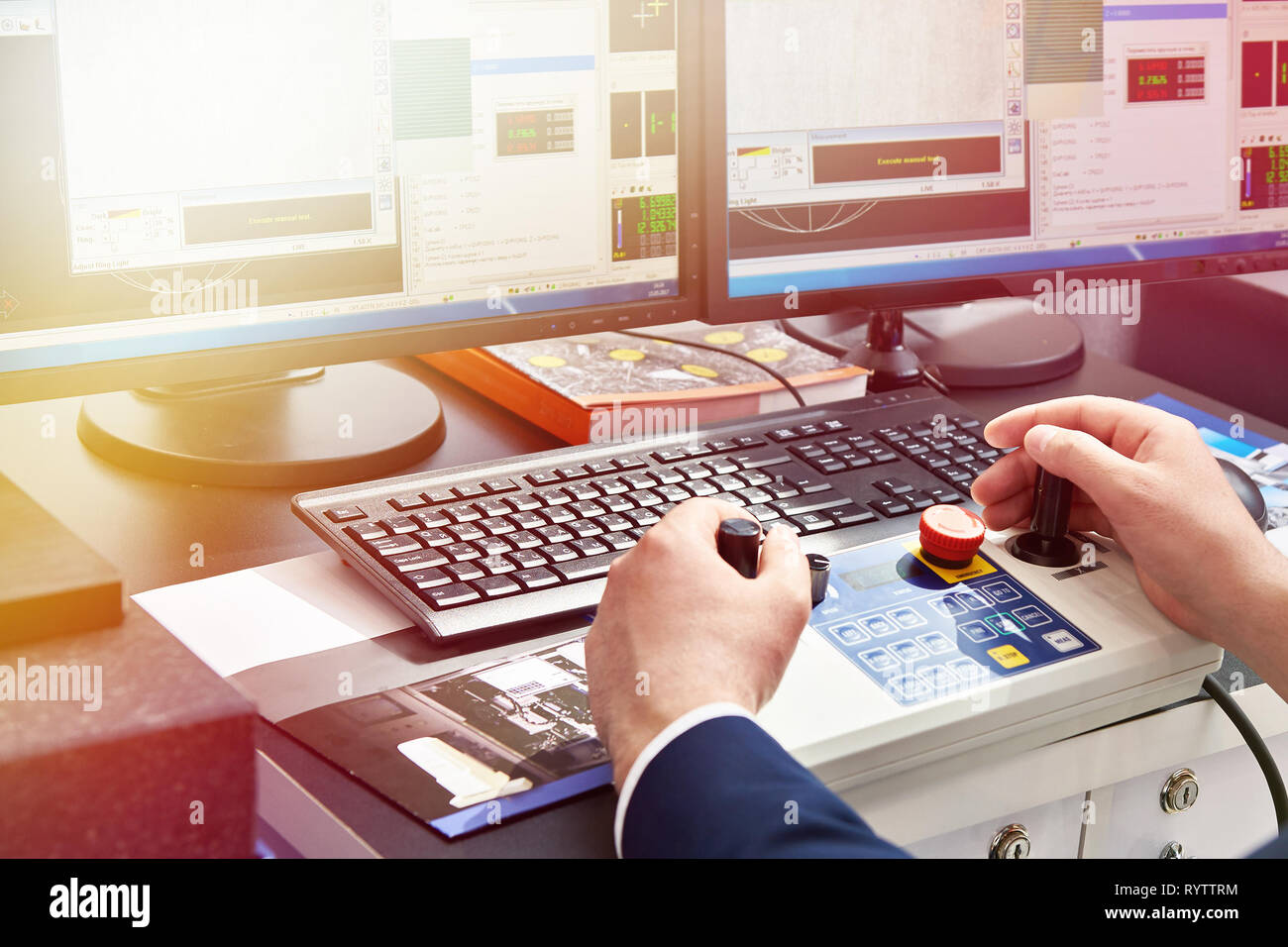 L'operatore lavora su una macchina di misura a coordinate Foto Stock