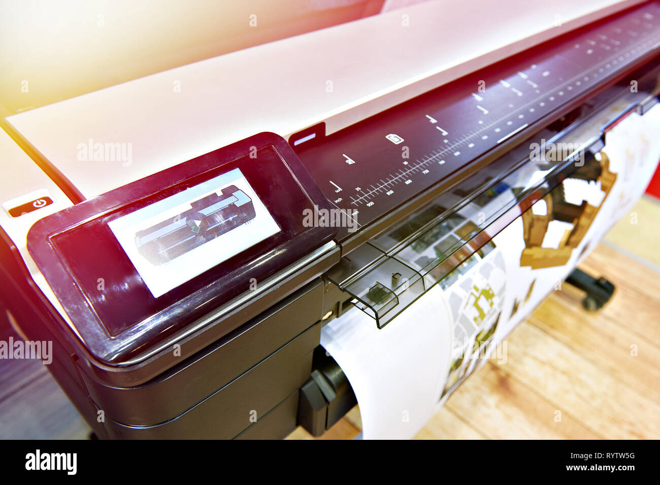 La stampa di grande formato su un plotter a colori Foto Stock