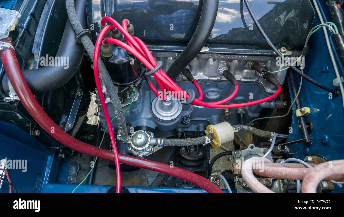 Il motore dalla vecchia auto d'epoca, visto le parti del motore che rende la macchina si sposta Foto Stock