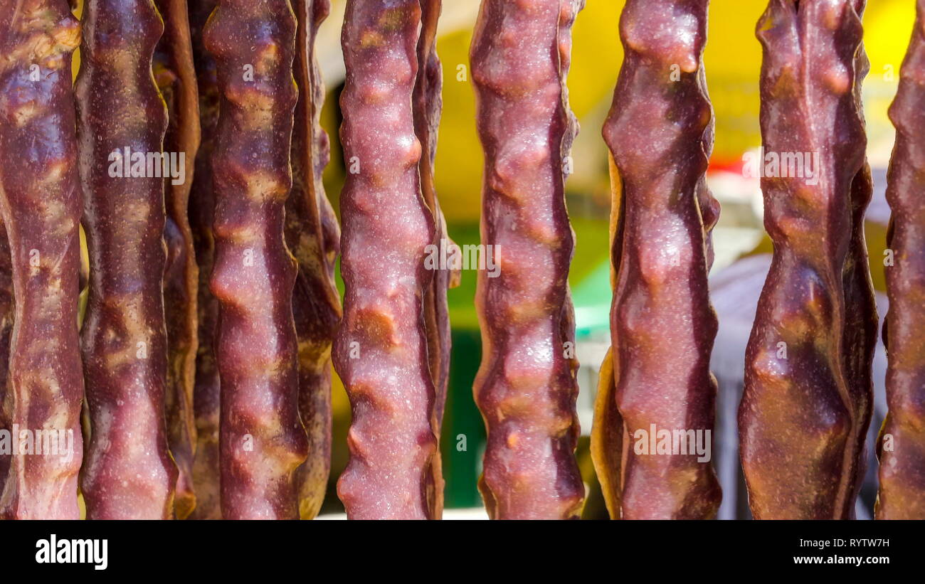 Scatola di cioccolatini sul display sul negozio il suo come un cioccolato goody per i bambini Foto Stock