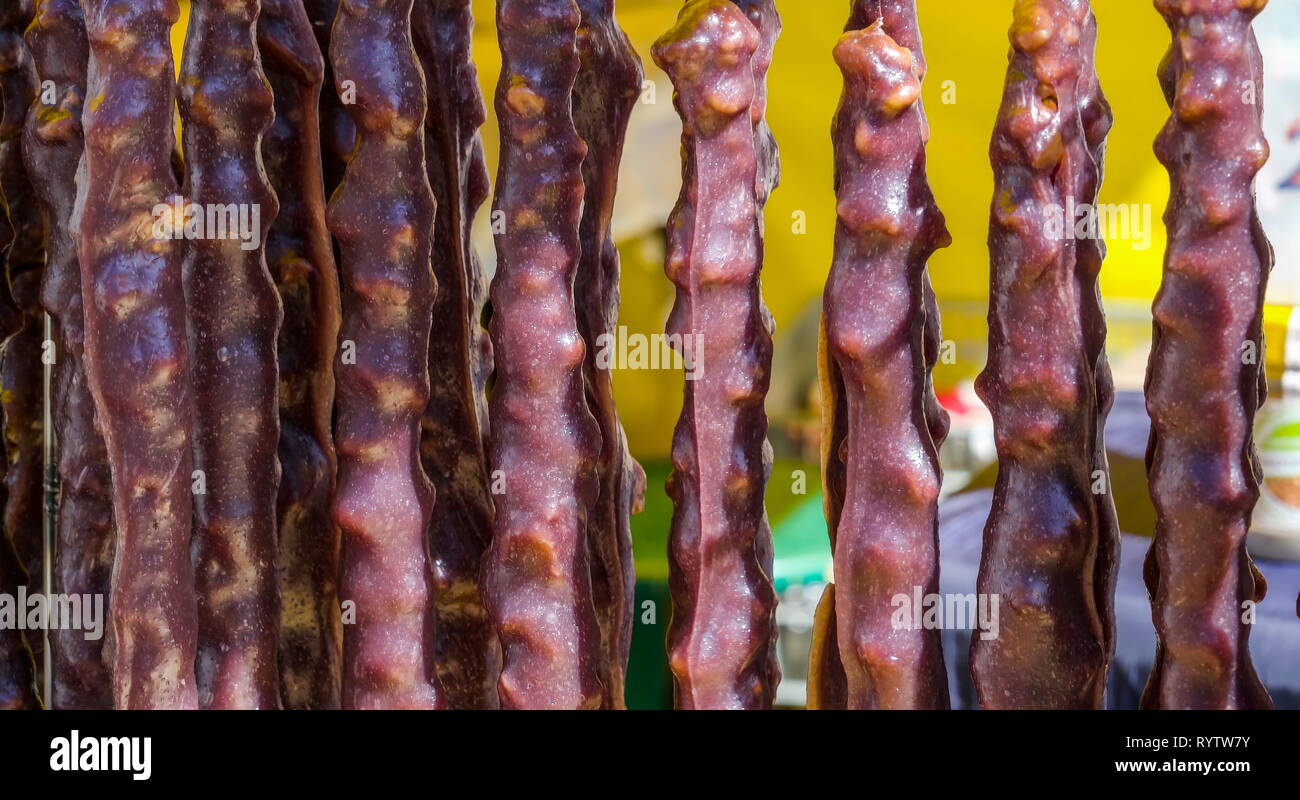 Bastoni Chcolate candy appeso in negozio per essere visualizzata per coloro che amano il dolce tratta Foto Stock