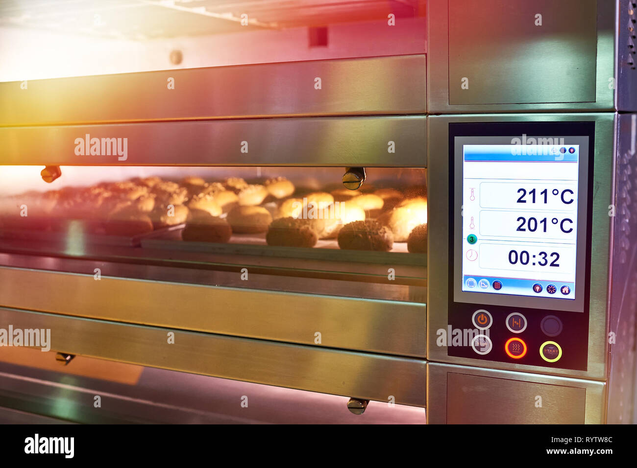 Schermo LCD del forno con il pane nel forno Foto Stock