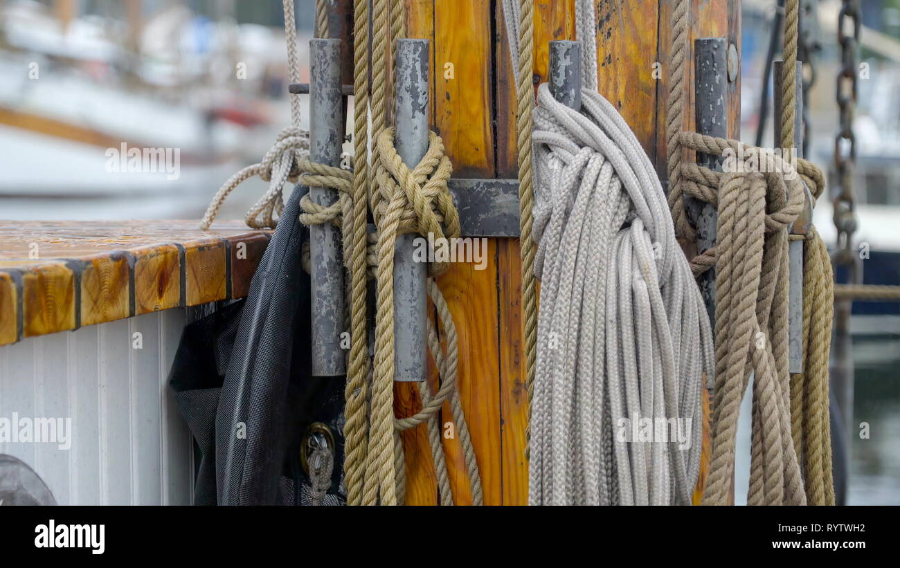 Le corde sul palo di legno nella nave ci sono diversi tipi di corde in nave Foto Stock