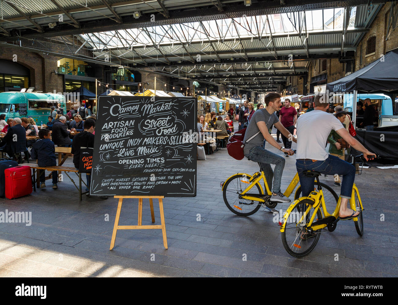 Il cibo e la bevanda area del West Handyside tettoia all'interno mercato tettoia in Kings Cross, London, Regno Unito. Foto Stock