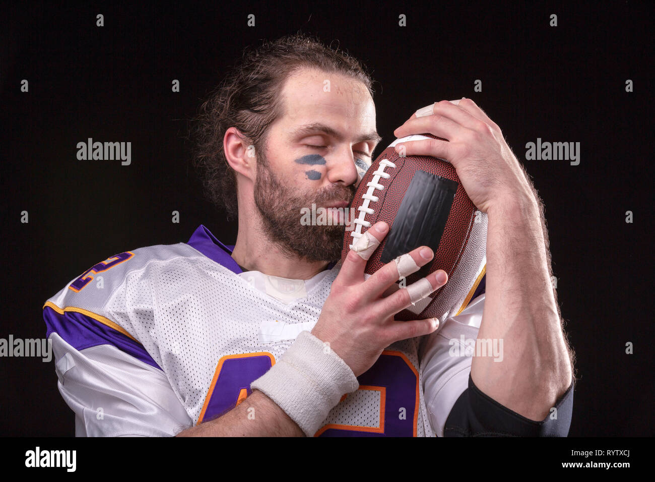 Close up ritratto del giocatore di football americano con sfera Foto Stock