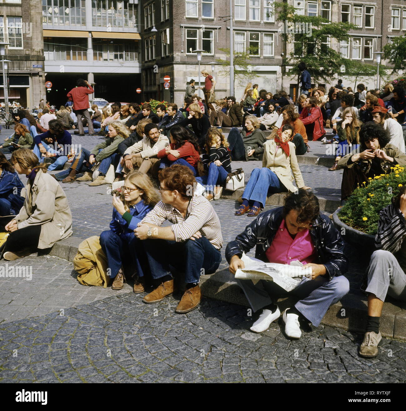 Persone, giovani / adolescente, punto di incontro della gioventù tra il monumento nazionale sulla diga, Amsterdam, settanta, Additional-Rights-Clearance-Info-Not-Available Foto Stock
