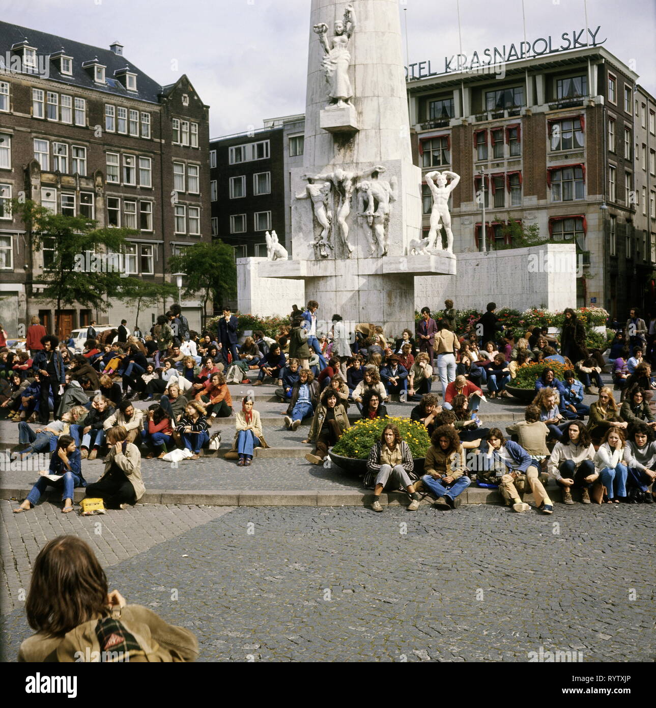 Persone, giovani / adolescente, punto di incontro della gioventù tra il monumento nazionale sulla diga, Amsterdam, Hotel Krasnapolsky, settanta, Additional-Rights-Clearance-Info-Not-Available Foto Stock