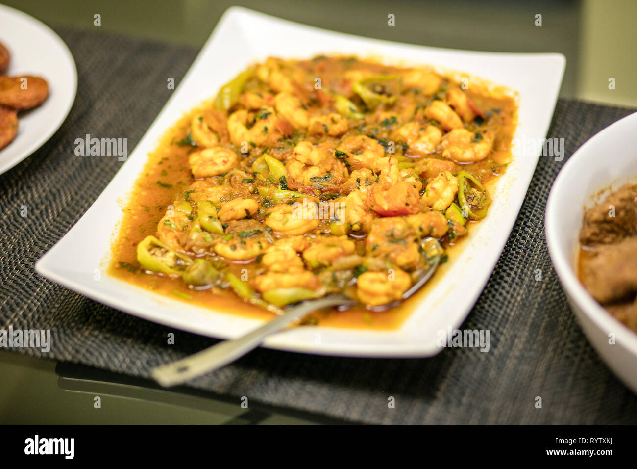 Gamberi curry serviti su una piastra Foto Stock