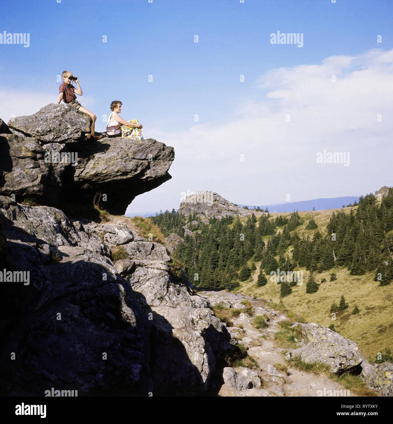 Tempo libero, hobby, sport, escursioni, alpinismo, madre con figlio durante il riposo su roccia, picco Arber, Foresta Bavarese, sessanta, Additional-Rights-Clearance-Info-Not-Available Foto Stock