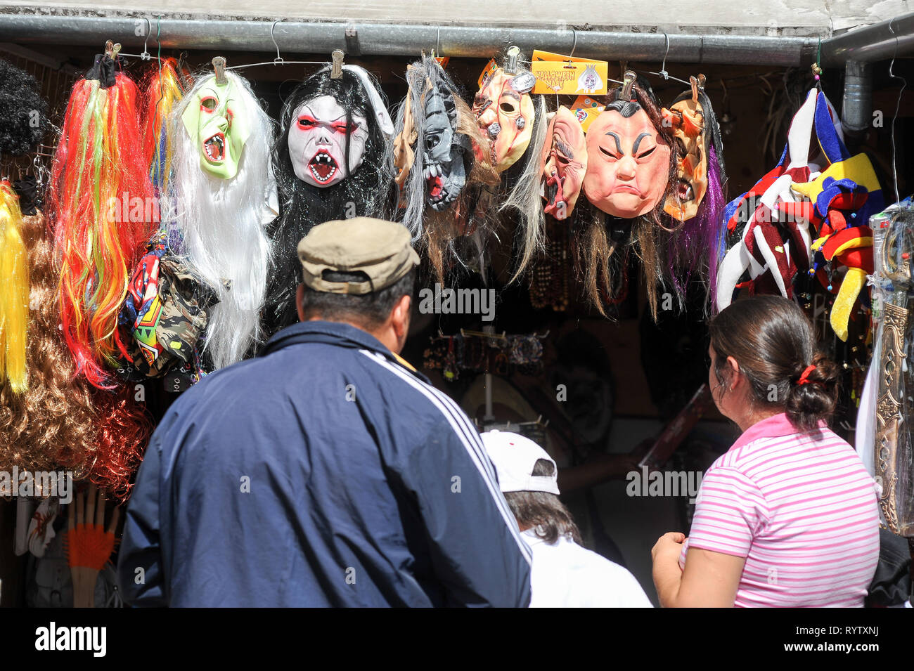 Marketplace vicino al gotico Castello di Bran in Bran, Romania. 20 luglio 2009, chiamato Castello di Dracula collegato con Vlad l'Impalatore voivode di Valacchia Foto Stock