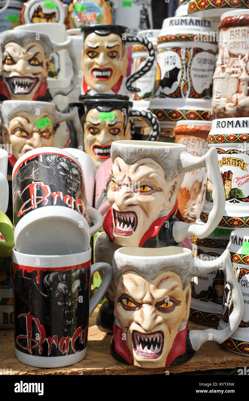 Marketplace vicino al gotico Castello di Bran in Bran, Romania. 20 luglio 2009, chiamato Castello di Dracula collegato con Vlad l'Impalatore voivode di Valacchia Foto Stock