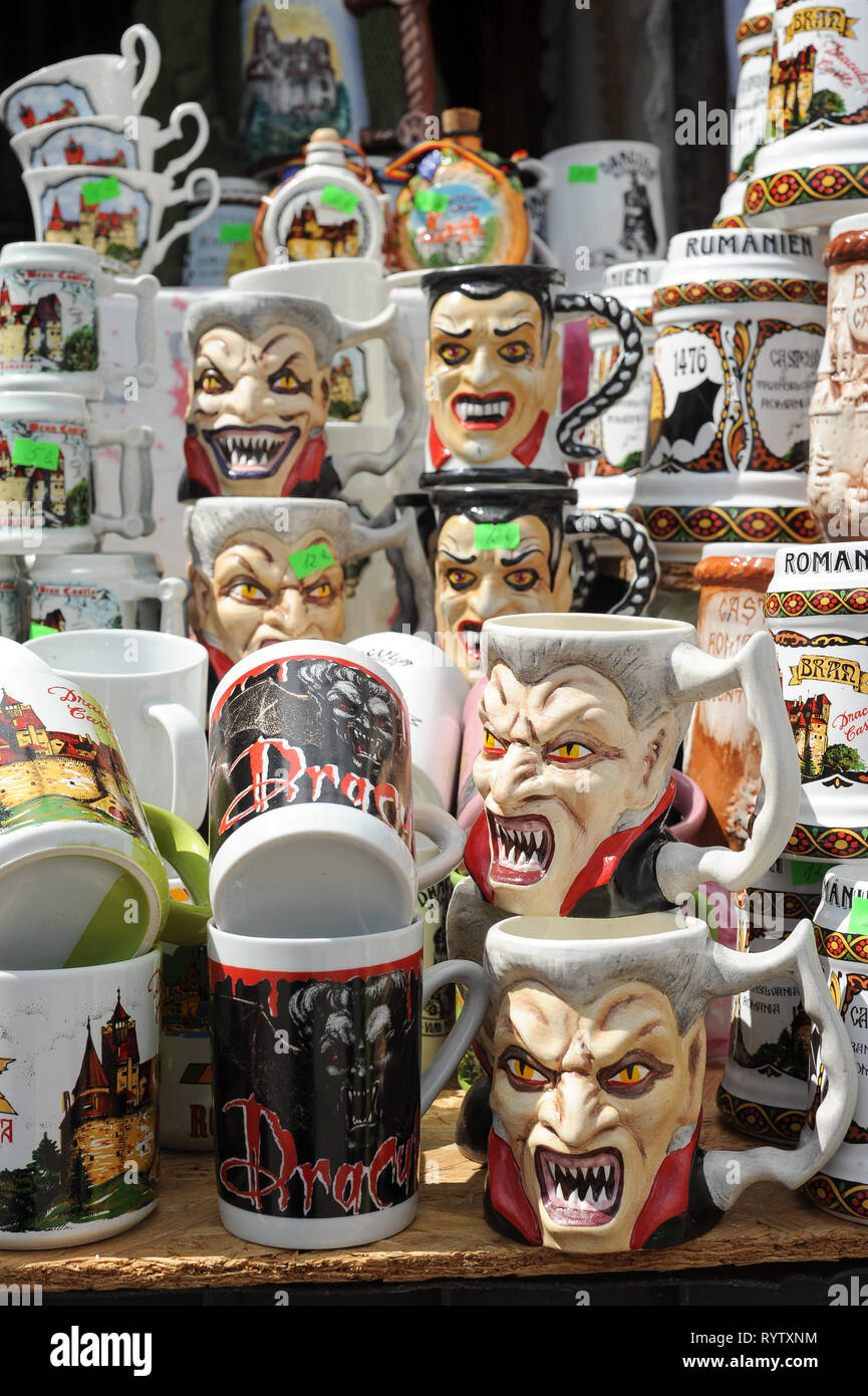 Marketplace vicino al gotico Castello di Bran in Bran, Romania. 20 luglio 2009, chiamato Castello di Dracula collegato con Vlad l'Impalatore voivode di Valacchia Foto Stock