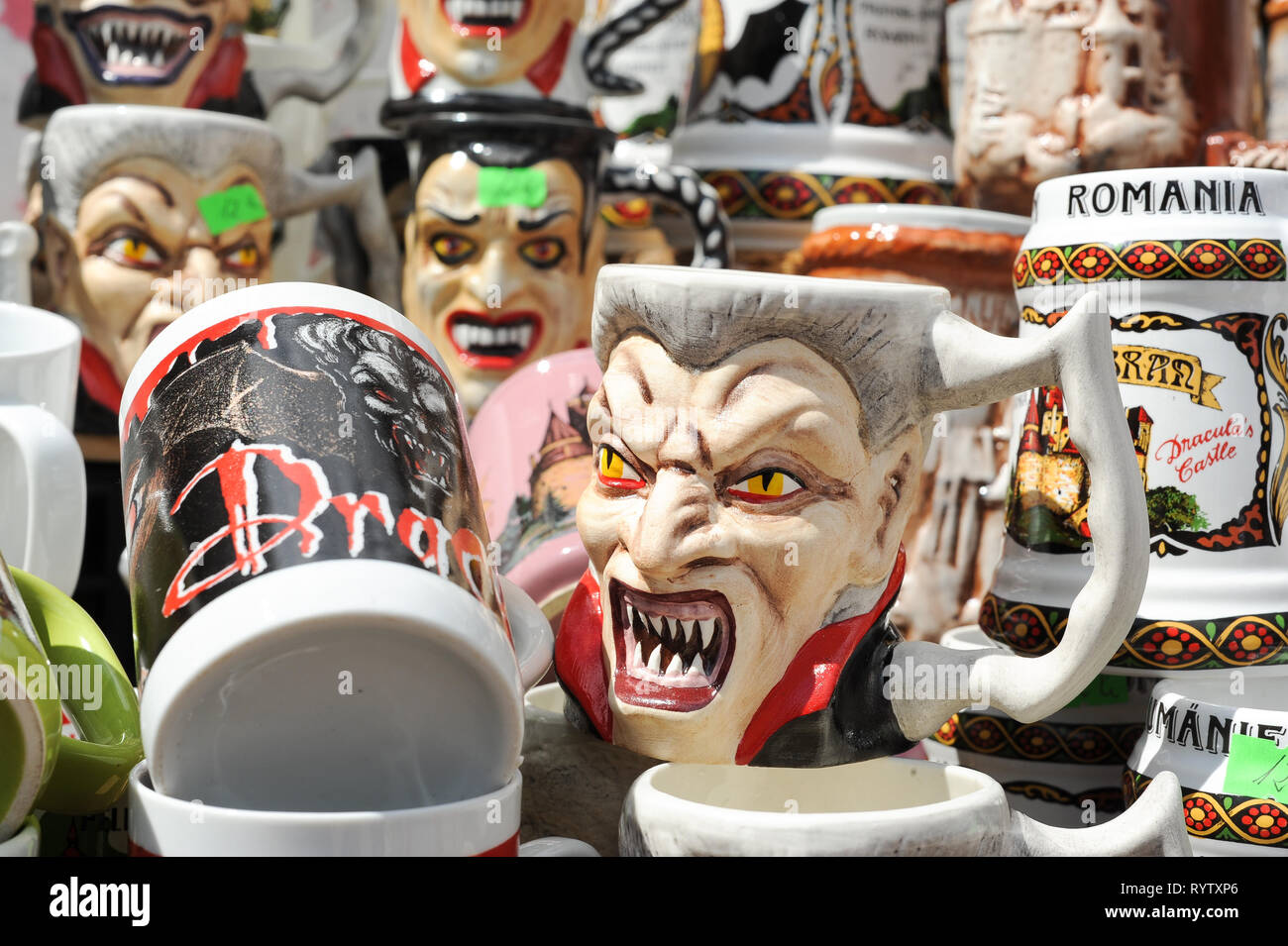 Marketplace vicino al gotico Castello di Bran in Bran, Romania. 20 luglio 2009, chiamato Castello di Dracula collegato con Vlad l'Impalatore voivode di Valacchia Foto Stock