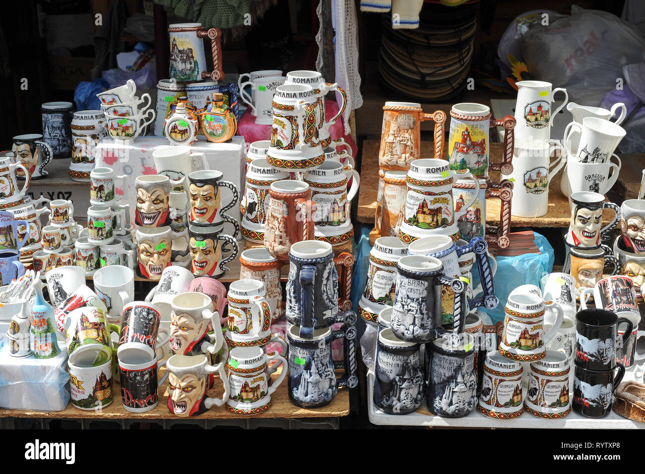 Marketplace vicino al gotico Castello di Bran in Bran, Romania. 20 luglio 2009, chiamato Castello di Dracula collegato con Vlad l'Impalatore voivode di Valacchia Foto Stock