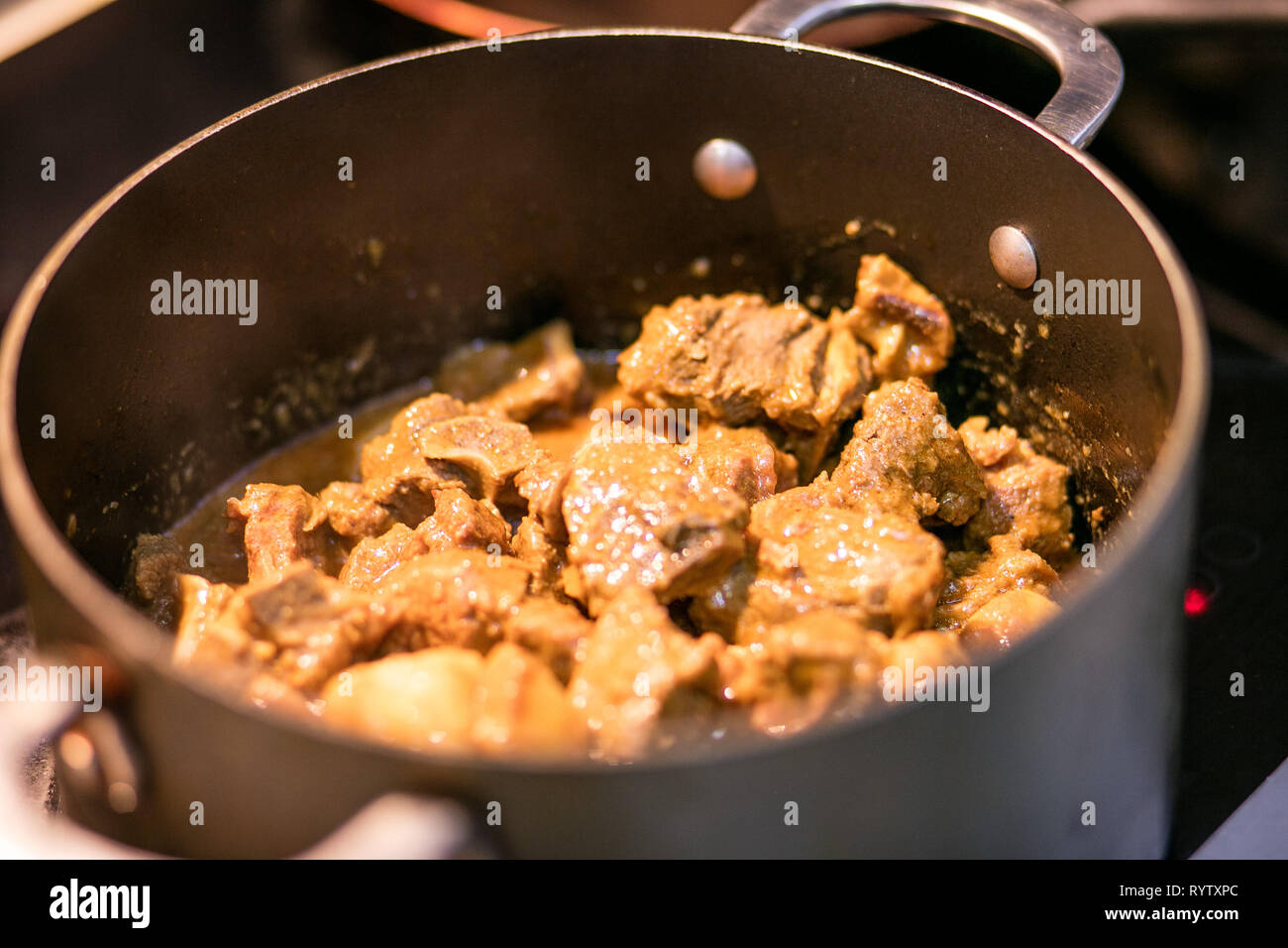 Cottura della carne di manzo in una pentola Foto Stock