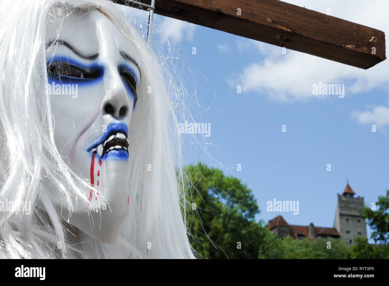 Marketplace vicino al gotico Castello di Bran in Bran, Romania. 20 luglio 2009, chiamato Castello di Dracula collegato con Vlad l'Impalatore voivode di Valacchia Foto Stock