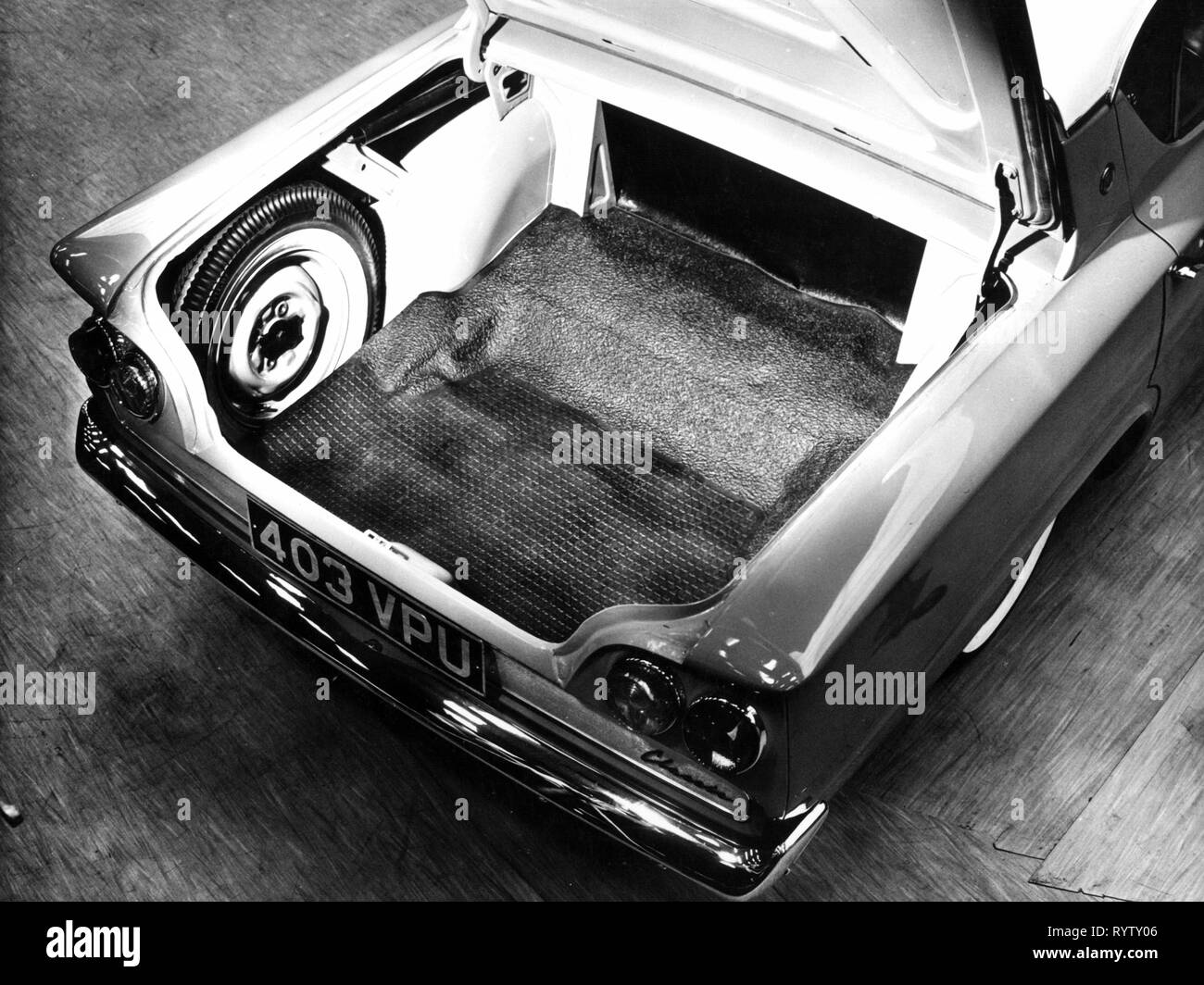Trasporti / trasporto, automobili, varianti del veicolo, Ford Consul Classic, dettaglio, boot, vista interna di Ford Britain, 1961, Ford Consul 315, motor car, auto, automobile autovettura autovettura, automobili, autoveicoli, automobili, autovetture, veicolo, veicoli, limousine, middle class, ruota di scorta, ruote di scorta, ruota di scorta, il pneumatico di scorta pneumatici di ricambio, pneumatici di ricambio, gonfiabili di scorta/pneumatico, pneumatico, pneumatico, pneumatici, Pneumatici, aperto, aprire, Gran Bretagna, Regno Unito, 1960s, 60s, xx secolo, trasporto, trasporto, auto, auto, dettaglio, dettagli, boot, tr, Additional-Rights-Clearance-Info-Not-Available Foto Stock