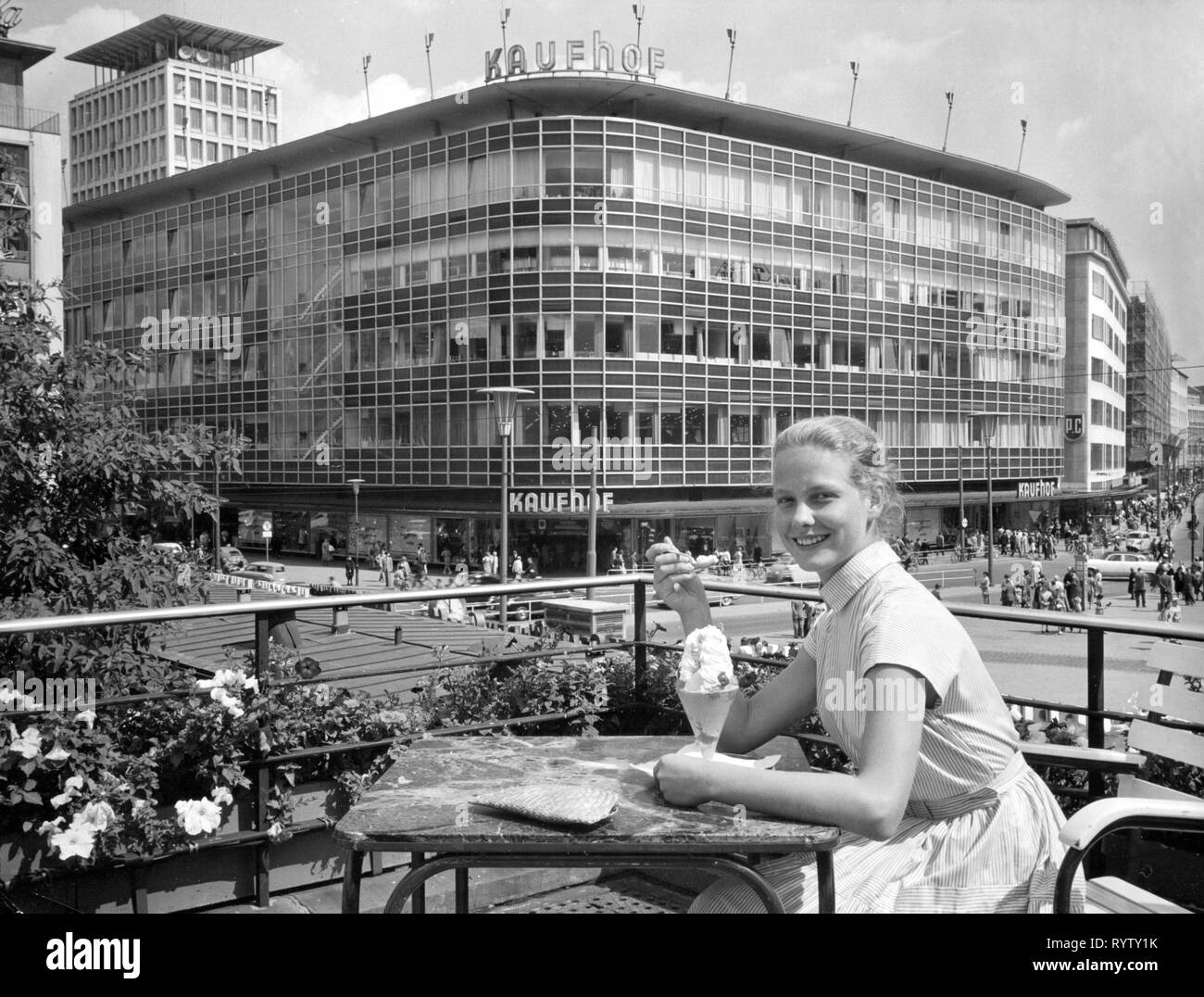 Gastronomia, cafe, giovane donna durante il ghiaccio mangiare sulla terrazza del cafe Hauptwache (edificio), Francoforte sul Meno, Germania, 1950, Additional-Rights-Clearance-Info-Not-Available Foto Stock