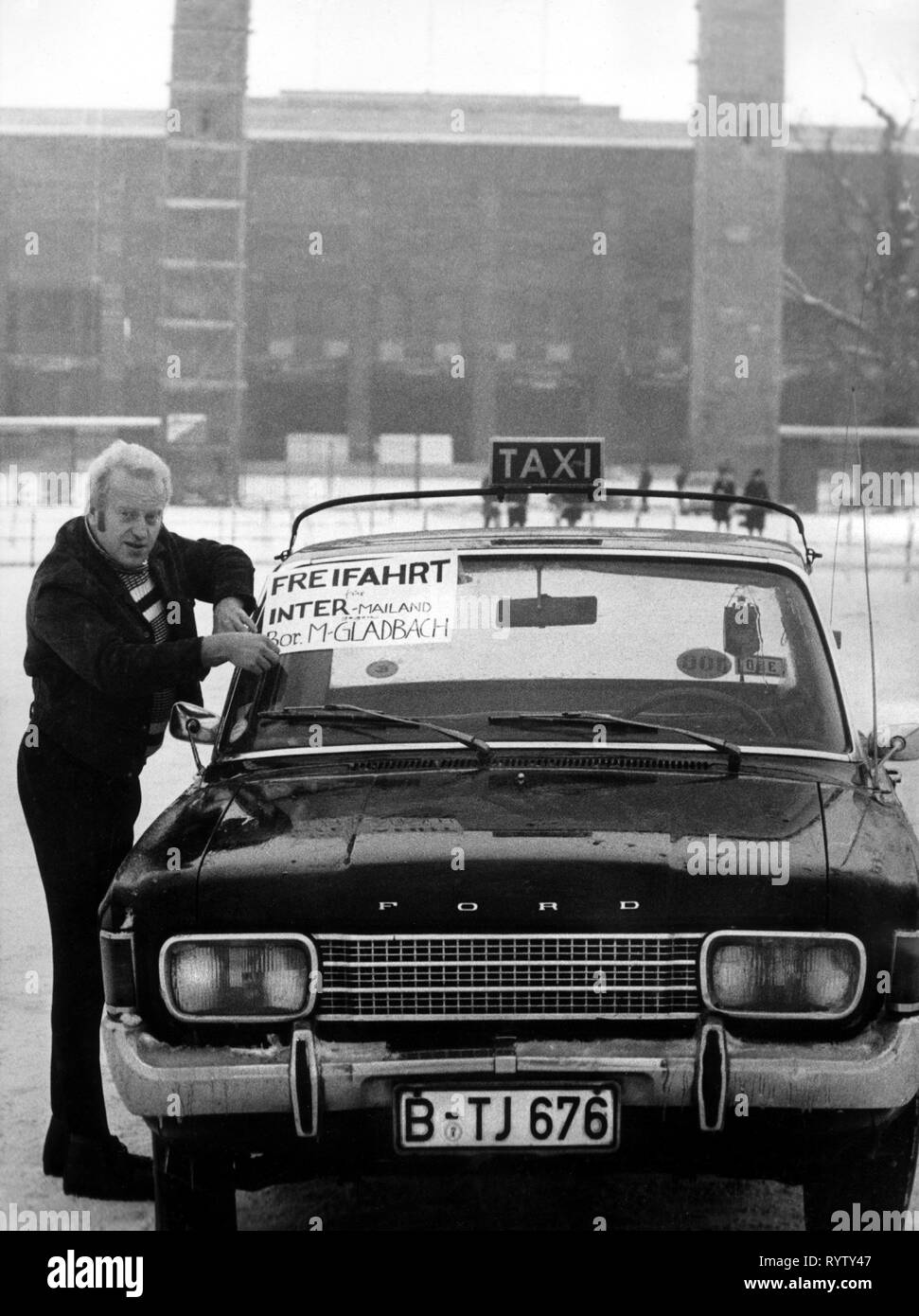 Trasporti / trasporto auto, taxi, Germania Ovest di Berlino, trasporto gratuito per il tifoso di calcio allo Stadio Olimpico, 24.11.1971, Additional-Rights-Clearance-Info-Not-Available Foto Stock