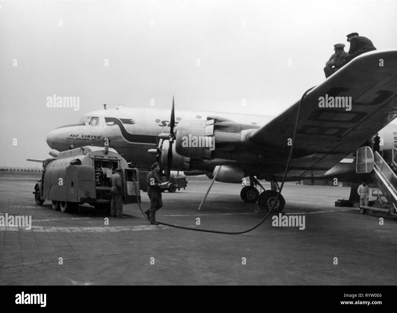 Trasporti / trasporto, aviazione, aeromobili Douglas DC-6 della Scandinavian Airlines System durante il rifornimento di carburante, 1.4.1950, Additional-Rights-Clearance-Info-Not-Available Foto Stock