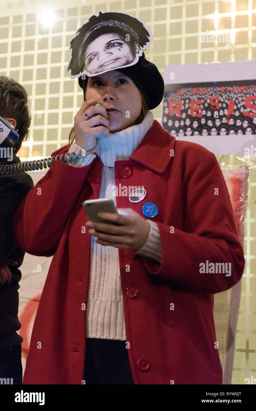 Una donna visto che parla rivolgendosi agli assistenti durante la Veglia in memoria di un attivista brasiliana Marielle Franco. I dimostranti si sono riuniti al di fuori dell'ambasciata brasiliana a Londra per onorare la vita e l eredità di attivista brasiliana Marielle Franco che era apertamente critico nei confronti della brutalità della polizia e le uccisioni extragiudiziali contro favela residenti. Franco è stato assassinato per la sua attività politica insieme con il suo autista Anderson Gomes su Marzo 14, 2018 a Rio de Janeiro in Brasile. Durante la veglia ha affrontato gli assistenti e rivendicato giustizia e hanno chiesto la fine dell'impunità in Franco cri Foto Stock