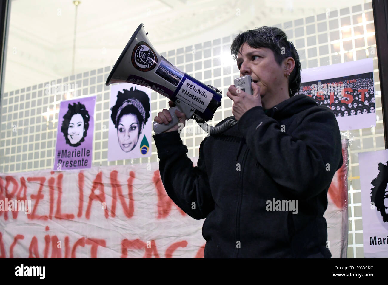 Un uomo visto che parla rivolgendosi agli assistenti durante la Veglia in memoria di un attivista brasiliana Marielle Franco. I dimostranti si sono riuniti al di fuori dell'ambasciata brasiliana a Londra per onorare la vita e l eredità di attivista brasiliana Marielle Franco che era apertamente critico nei confronti della brutalità della polizia e le uccisioni extragiudiziali contro favela residenti. Franco è stato assassinato per la sua attività politica insieme con il suo autista Anderson Gomes su Marzo 14, 2018 a Rio de Janeiro in Brasile. Durante la veglia ha affrontato gli assistenti e rivendicato giustizia e hanno chiesto la fine dell'impunità nel franco di criminalità Foto Stock