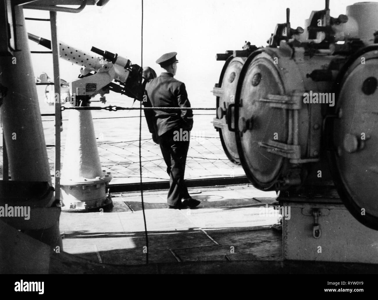 Trasporti / trasporto, navigazione, navi da guerra, ufficiale si appoggia ad un anti-aerei pistola su un cacciatorpediniere francese, 1930s, Additional-Rights-Clearance-Info-Not-Available Foto Stock