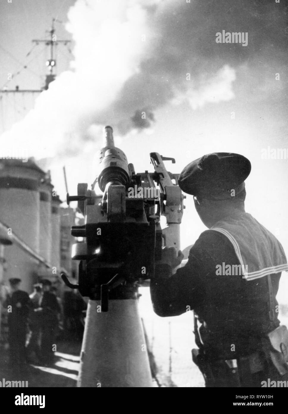 Trasporti / trasporto, navigazione, navi da guerra, marinaio a un anti-aerei pistola su un cacciatorpediniere francese, 1930s, Additional-Rights-Clearance-Info-Not-Available Foto Stock