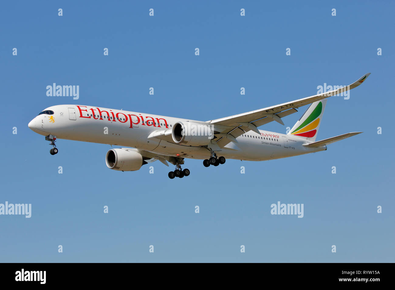 ET-ATQ Ethiopian Airlines Airbus A350-900 arrivando all'aeroporto Heathrow di Londra REGNO UNITO Foto Stock