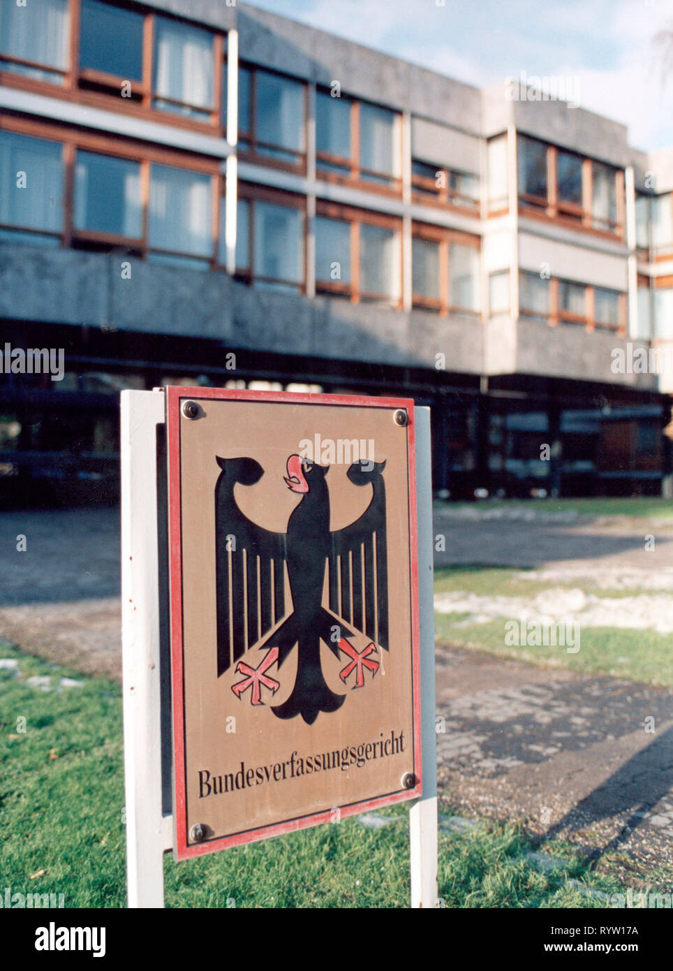 La giustizia, la Corte di giustizia, la Corte Federale Costituzionale, segno di fronte alla casa corte di Karlsruhe, 1992, Additional-Rights-Clearance-Info-Not-Available Foto Stock