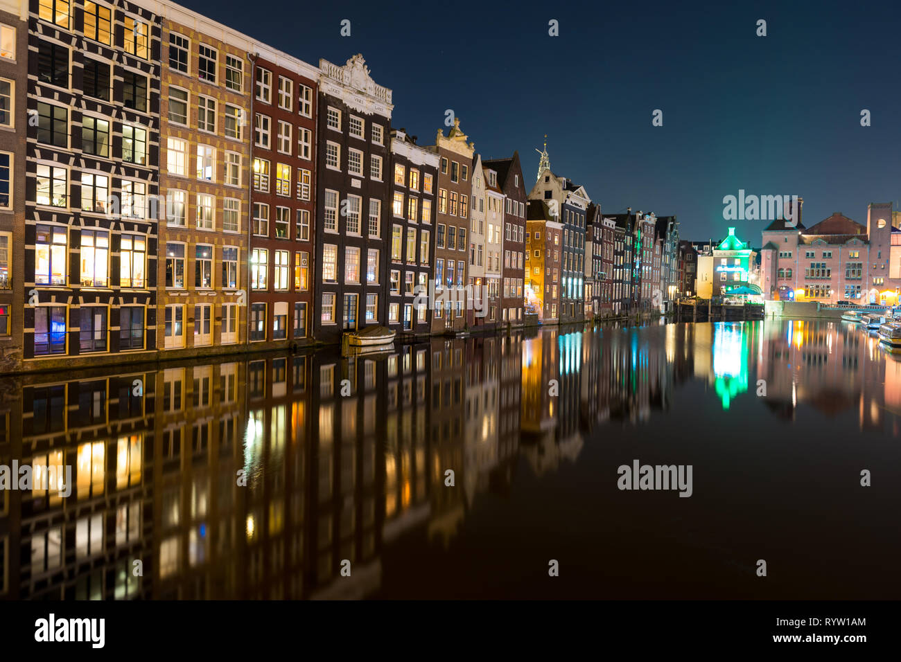 Amsterdam di notte la riflessione di edifici Foto Stock