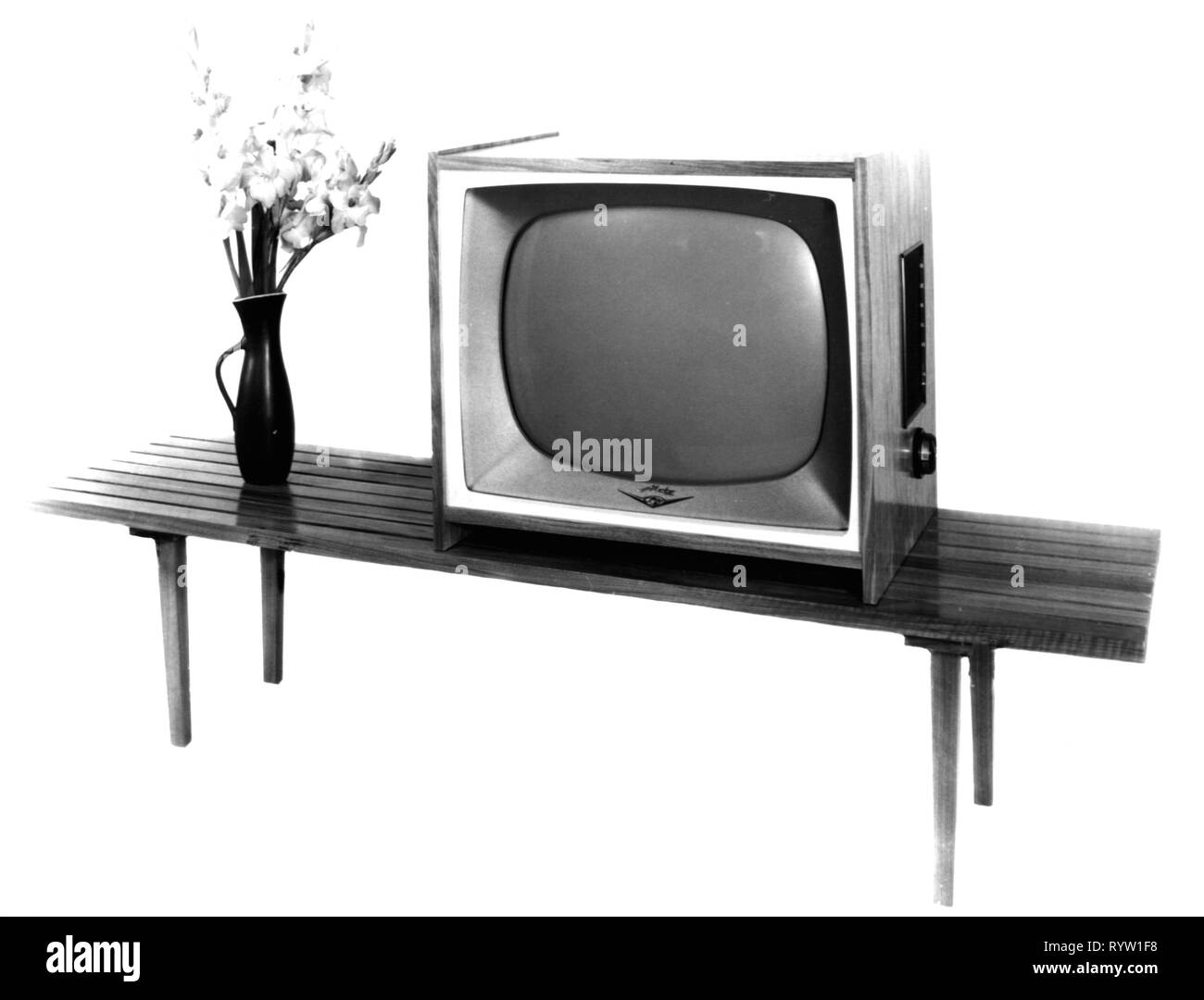 Broadcast, televisione, televisione Metz 965, in Germania, circa 1960, televisione mobili, mobili, tavoli, Vaso di fiori, vasi di fiori, fiori, fiori, vase, vasi, telecomunicazioni, telecomunicazioni, telecom, technics, industria, industrie, consumer electronics, elettronica per intrattenimento, home electronics, home entertainment, Germania, anni Cinquanta del XX secolo, dagli anni sessanta, televisore, TV set, TV, televisione, TV set, TV, storico, storico Additional-Rights-Clearance-Info-Not-Available Foto Stock