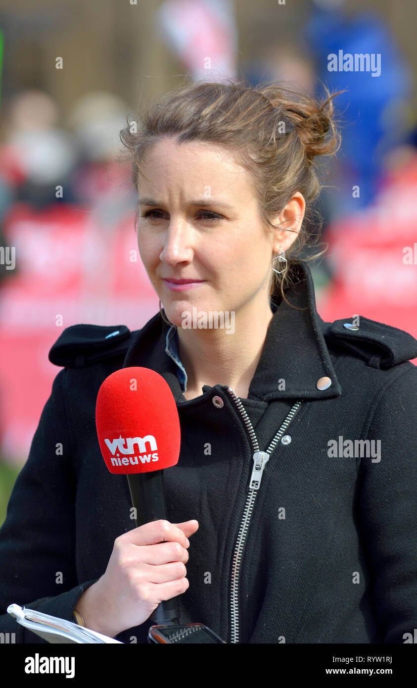 Romina via Van Camp reporting per TV olandese - VTM Niews - dal College Green, Westminster, durante i dibattiti Brexit, 13 marzo 2019 Foto Stock