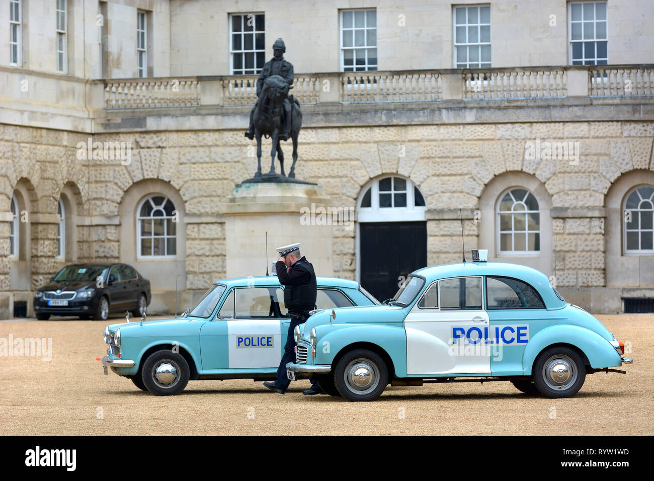 Londra, Regno Unito. 8 marzo 2019. La polizia Austin 1100 MKII (1973) e minore di Morris 1000 (1969) in corrispondenza di un visualizzatore di vecchie auto della polizia in sfilata delle Guardie a Cavallo per coin Foto Stock