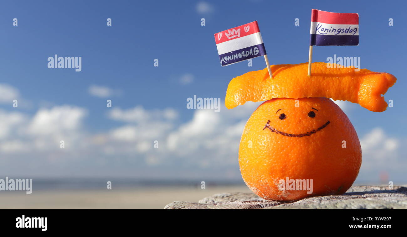 Frutta di arancia e Paesi Bassi mini bandiera con testo: KONINGSDAG - Kings giorno. Foto Stock