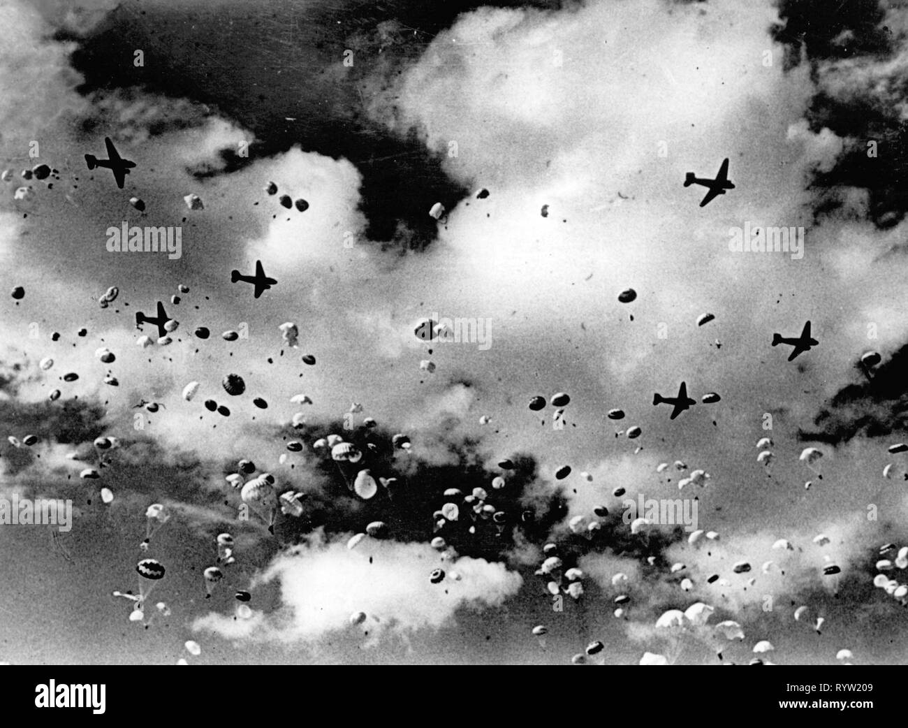 Sport, paracadutismo acrobatico, Sovietici paracadutisti di esecuzione di salto di massa, air show, Mosca, 25.7.1948, Additional-Rights-Clearance-Info-Not-Available Foto Stock