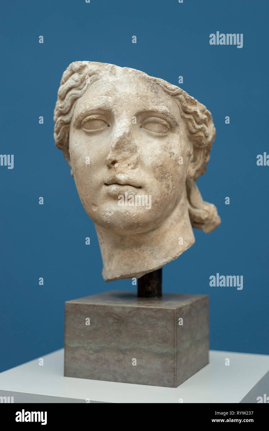 Copenhagen. La Danimarca. Ritratto di Afrodite, II secolo D.C. Ny Carlsberg Glyptotek. Da Roma. Il marmo. Dal museo descrizione; sopra la sua forehe Foto Stock