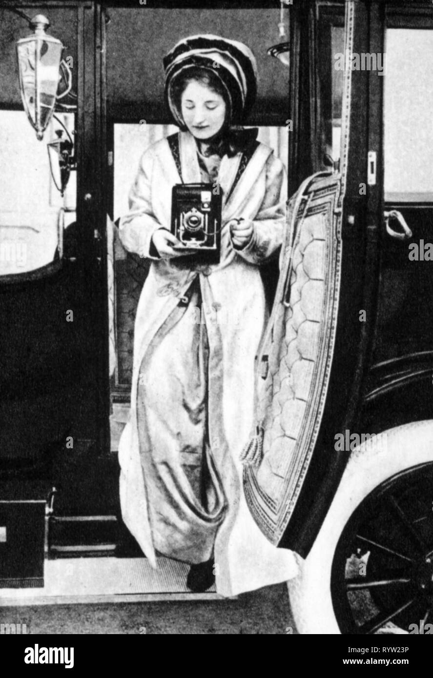 Fotografia, telecamere, giovane donna con roll-telecamera cinematografica, circa 1910, Additional-Rights-Clearance-Info-Not-Available Foto Stock