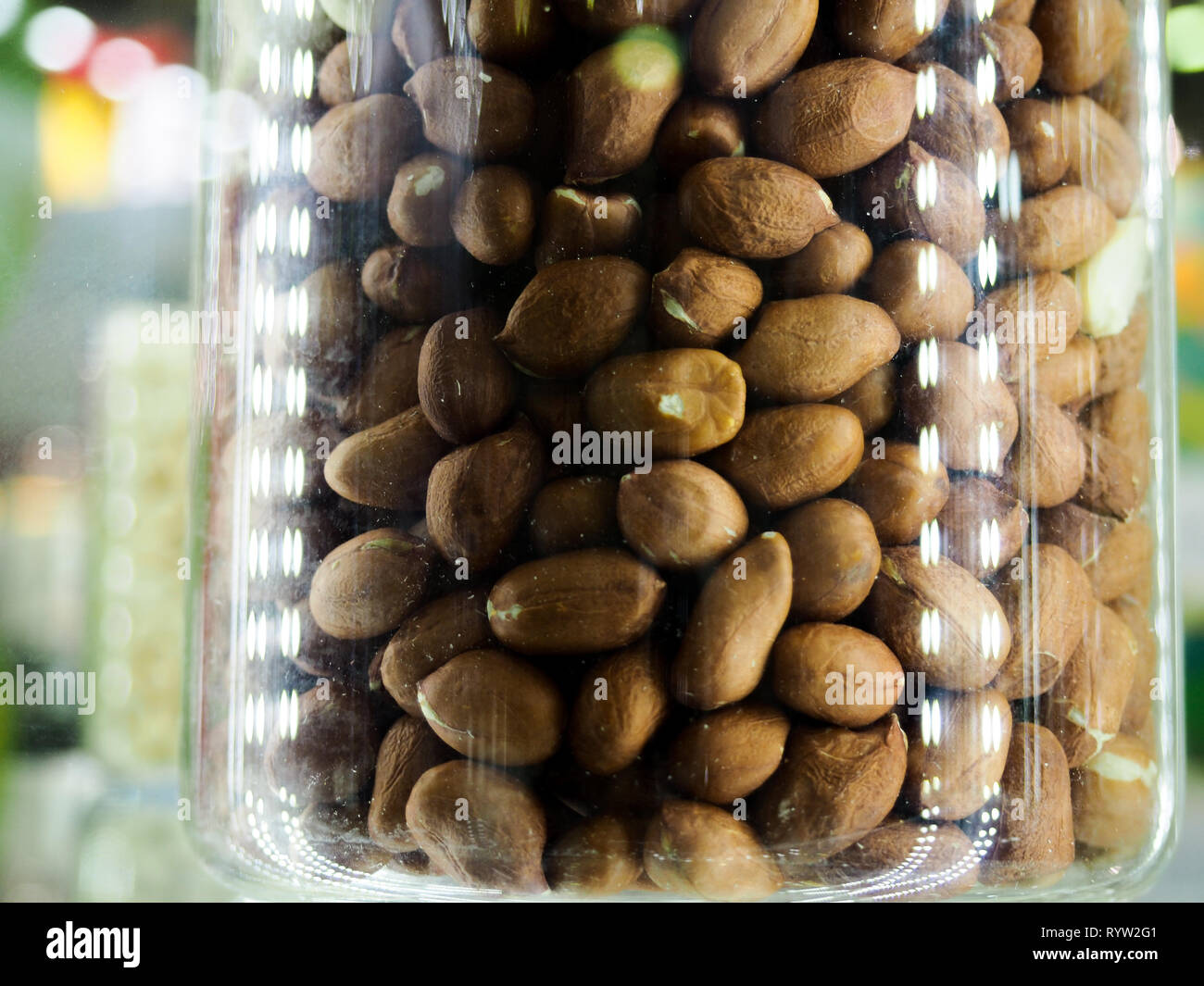 Il dado si mescolano in vasetti di vetro, nocciole, mandorle, anacardi su sfondo bianco. Messa a fuoco selettiva, copia dello spazio. Foto Stock