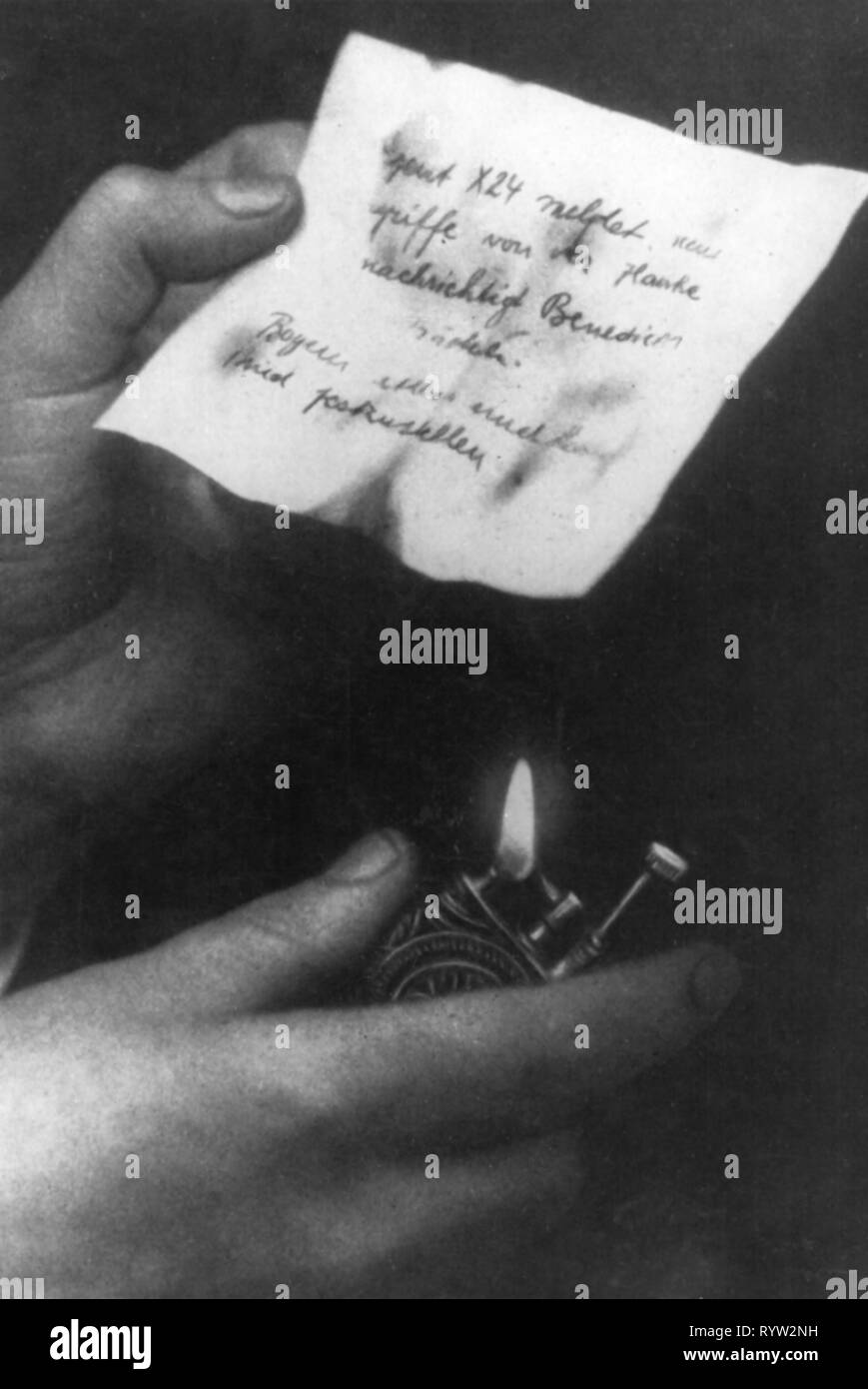 Lo spionaggio, nota con l'inchiostro invisibile dalla prima guerra mondiale, diventano visibili mediante il riscaldamento con una fiamma, xx secolo, intelligenza, messaggio, messaggi di spedizione, Spedizione, Dispatches Dispatches,, comunicazione, comunicazioni, top secret, segreti di un oscuro segreto, a mantenere un segreto, nascosto, visualizzazione visualizzazione, fire, tenendo in mano, notifiche e comunicazioni, il testo del messaggio, informazioni, info, nota, note, guerra mondiale, le guerre mondiali, fiamme, fiamme, storico, storico WWI, messaggio segreto, messaggi segreti, 1910s, Additional-Rights-Clearance-Info-Not-Available Foto Stock