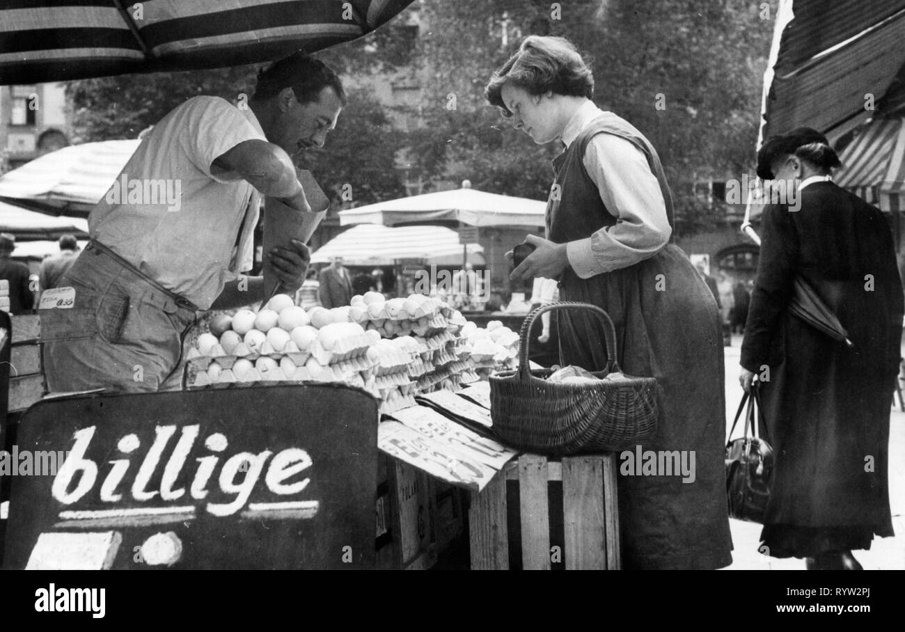 Gli scambi, i mercati, uovo fornitore sul mercato nel 1960 circa, Additional-Rights-Clearance-Info-Not-Available Foto Stock