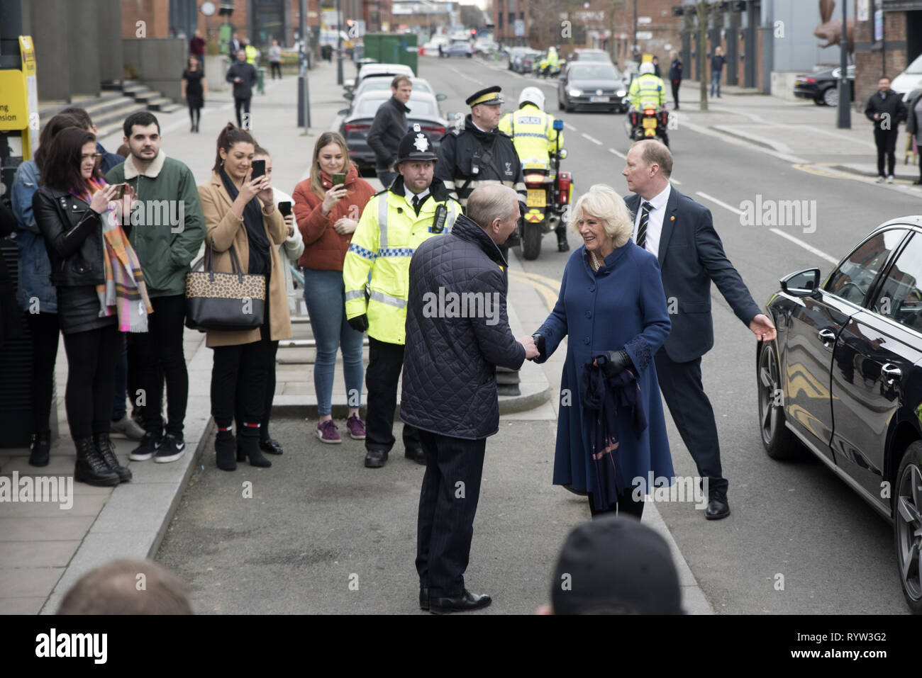 Camilla, duchessa di Cornovaglia visite artista Paul Curtis presso il suo 'Angel Wings' murale su Jamaica Street in Liverpool con: Camilla, duchessa di Cornovaglia dove: Liverpool, Regno Unito quando: 12 Feb 2019 Credit: Graham Finney/WENN Foto Stock