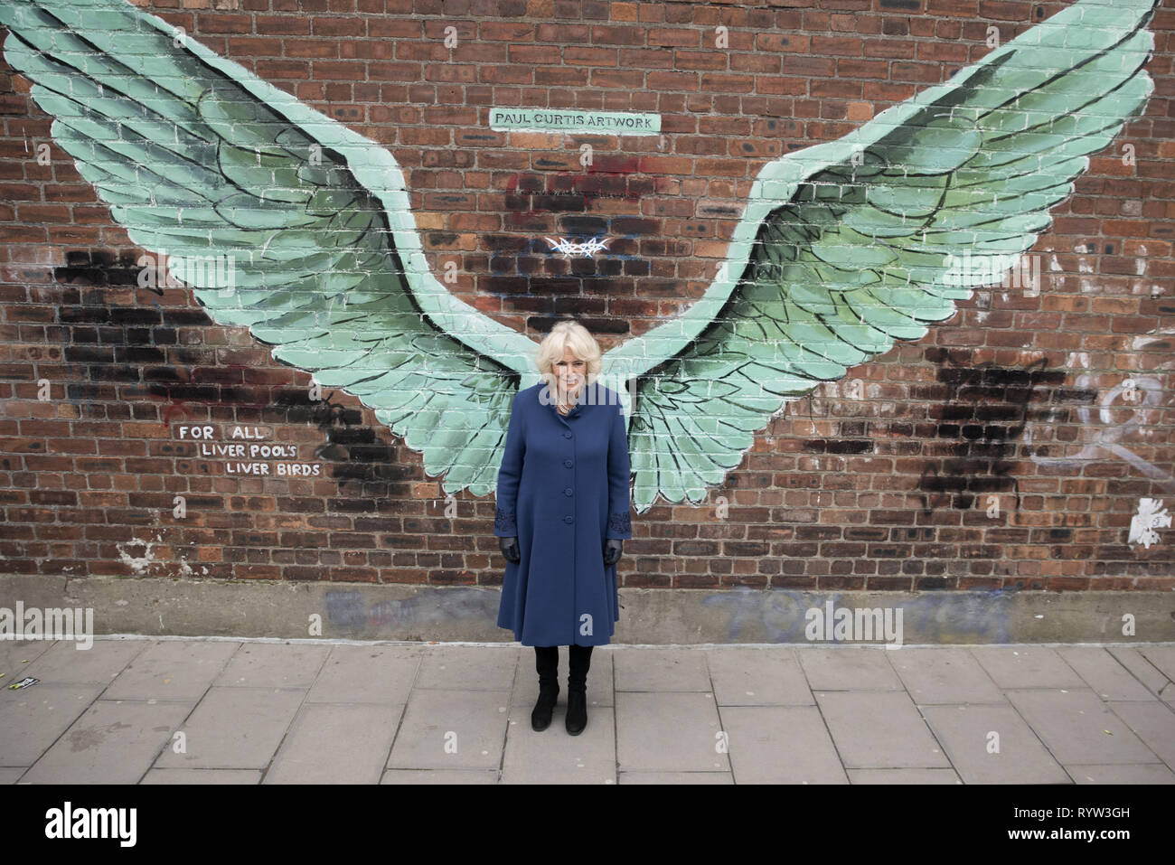 Camilla, duchessa di Cornovaglia visite artista Paul Curtis presso il suo 'Angel Wings' murale su Jamaica Street in Liverpool con: Camilla, duchessa di Cornovaglia dove: Liverpool, Regno Unito quando: 12 Feb 2019 Credit: Graham Finney/WENN Foto Stock